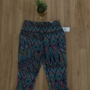 NWT MAURICES InMotion TechTile Capri Leggings Multicolored